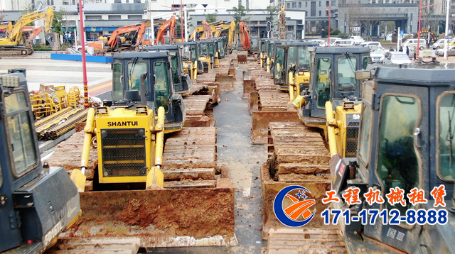 雷神山推土机集结 雷神山推土机集结